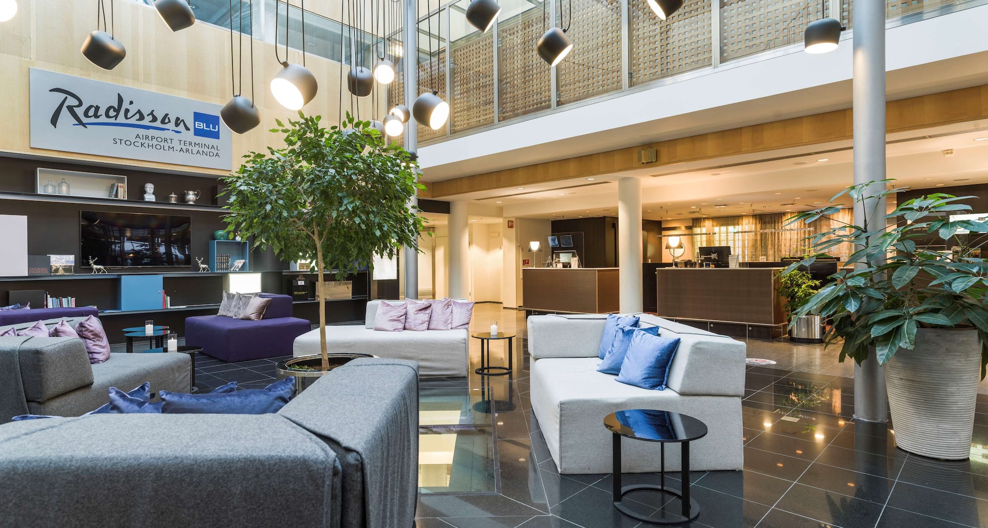 Radisson Blu Airport Terminal Hotel, Stockholm-Arlanda Airport - Lobby - reception