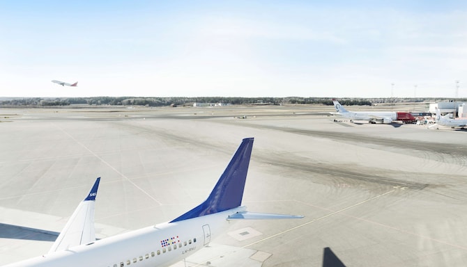 Radisson Blu Airport Terminal Hotel, Stockholm-Arlanda Airport - View - Superior Room - Runway