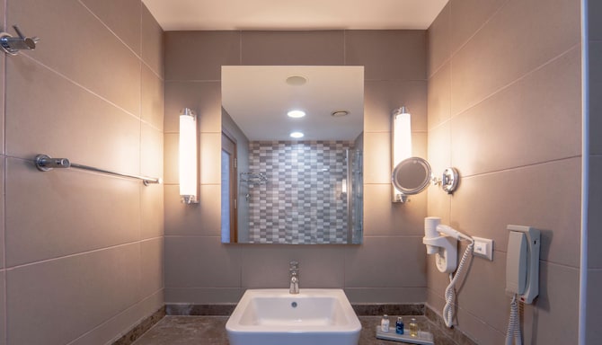 Radisson Blu Al Mahary Hotel, Tripoli - Suite bathroom