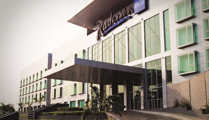 Radisson Blu Anchorage Hotel, Lagos VI. - Hotel exterior entrance daylight