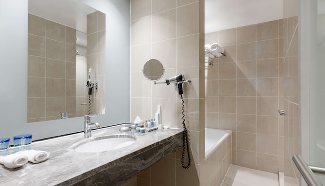 Radisson Blu Anchorage Hotel, Lagos V.I. - حمام غرفة الضيوف