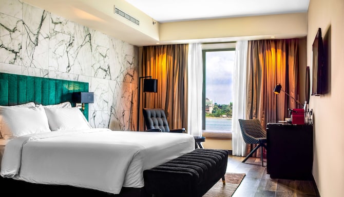 Radisson Blu Anchorage Hotel, Lagos VI. - Premium room with the view of the lagoon