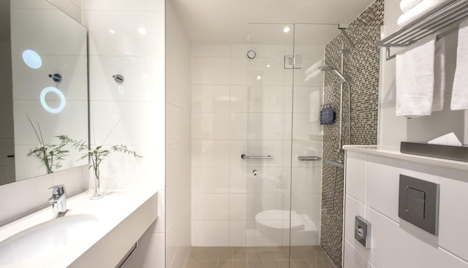 Radisson Blu Arlandia Hotel, Stockholm-Arlanda, A Verified Net Zero Hotel - Premium room bathroom