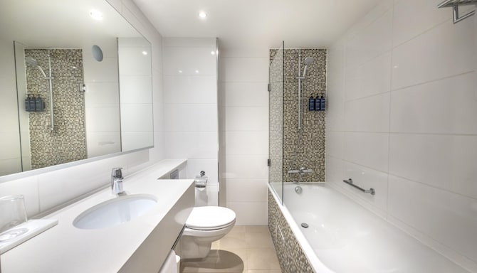 Radisson Blu Arlandia Hotel, Stockholm-Arlanda, A Verified Net Zero Hotel - Superior room bathroom