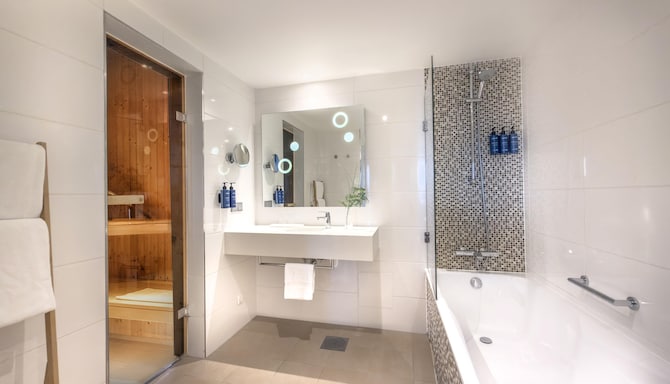Radisson Blu Arlandia Hotel, Stockholm-Arlanda, A Verified Net Zero Hotel - Suite with Sauna bathroom