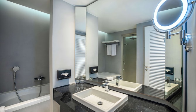 Radisson Blu Athénée Palace Resort & Thalasso, Djerba - Premium or Superior Room bathroom