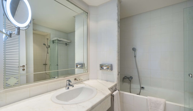 Radisson Blu Athénée Palace Resort & Thalasso, Djerba - Superior Room bathroom
