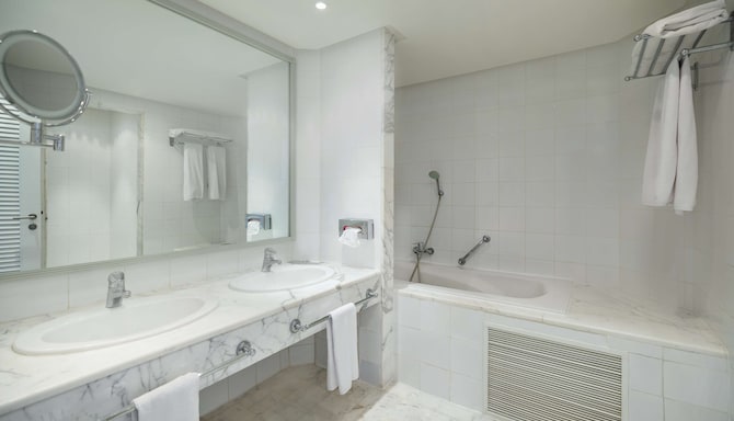Radisson Blu Athénée Palace Resort & Thalasso, Djerba - Family Room Bathroom