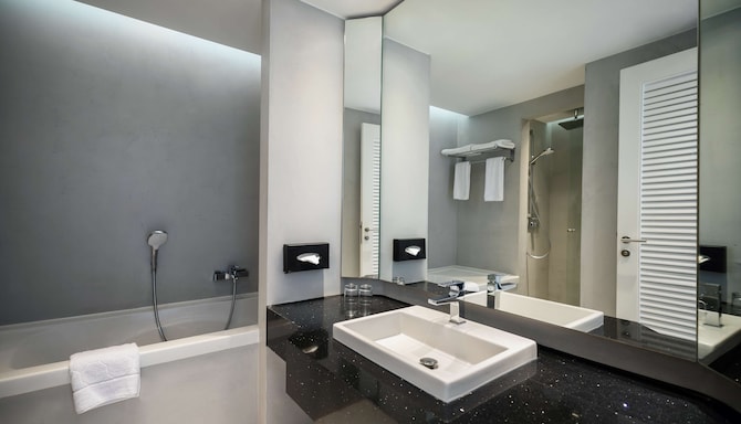 Radisson Blu Athénée Palace Resort & Thalasso, Djerba - Superior Room bathroom
