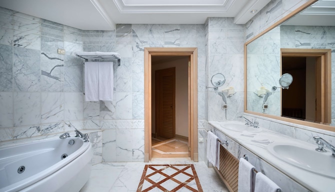 Radisson Blu Athénée Palace Resort & Thalasso, Djerba - Ambassador Suite bathroom