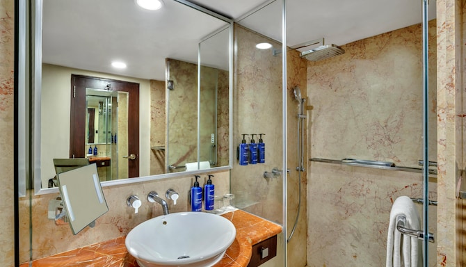 Radisson Blu Atria Bengaluru - Superior BathRoom