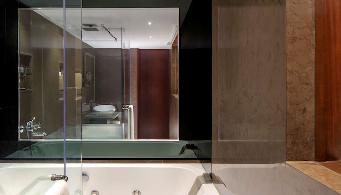 Radisson Blu Atria Bengaluru - Suite Bathroom