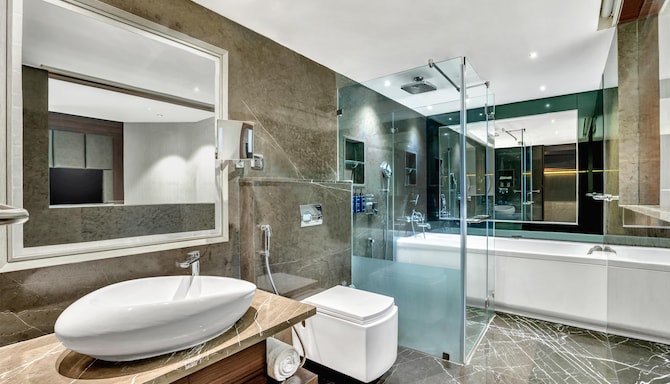 Radisson Blu Atria Bengaluru - Suite Bathroon