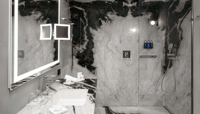 Radisson Blu Aurum Hotel, Brasov - Guest Room Bathroom