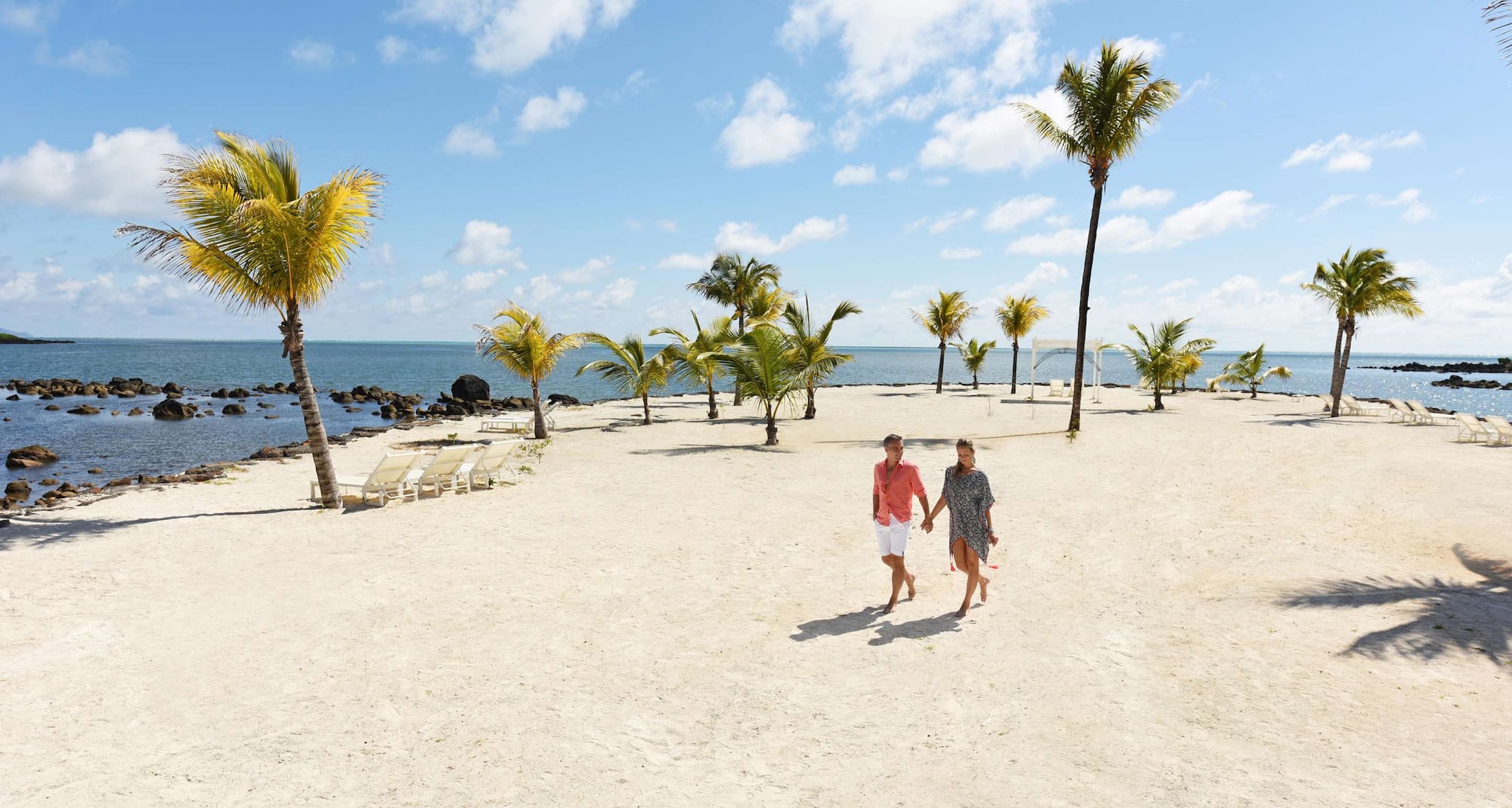 毛里求斯阿苏里丽笙水疗度假酒店 - 海滩上的情侣