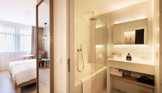 Radisson Blu Balmoral Hotel - Premium Room bathroom