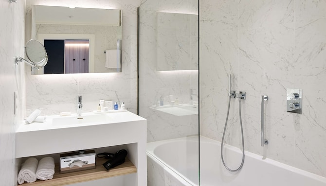 Radisson Blu Balmoral Hotel - Premium Room bathroom