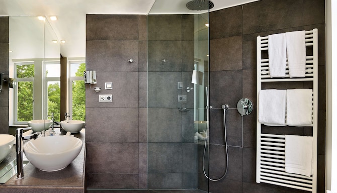 Radisson Blu Balmoral Hotel - Superior Room bathroom