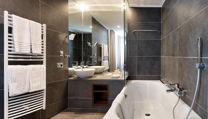 Radisson Blu Balmoral Hotel, Spa - Standard Room Bath
