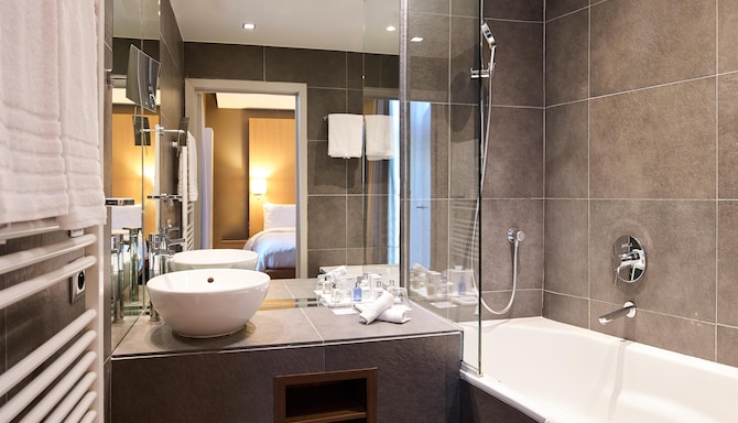 Radisson Blu Balmoral Hotel, Spa - Guest room bath