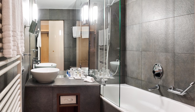 Radisson Blu Balmoral Hotel, Spa - Guest room bath