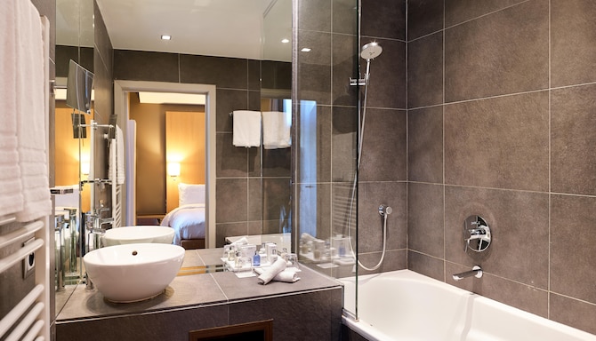 Radisson Blu Balmoral Hotel, Spa - Junior Suite Bathroom