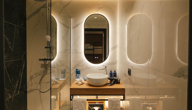 Radisson Blu Balmoral Hotel, Spa - Suite with balcony bathroom