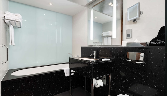 Radisson Blu Belorusskaya Hotel, Moscow - Guest room bathroom