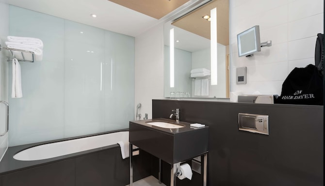 Radisson Blu Belorusskaya Hotel, Moscow - Guest room bathroom