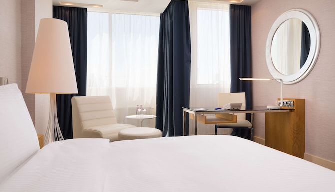 Radisson Blu Belorusskaya Hotel, Moscow - Double Bed Room with Work Desk