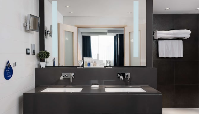 Radisson Blu Belorusskaya Hotel, Moscow - Executive Suite bathroom