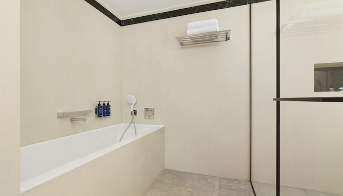 Radisson Blu Belorusskaya Hotel, Moscow - Presidential Suite Bath