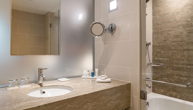Radisson Blu Bosphorus Hotel, Istanbul - Premium Room bathroom
