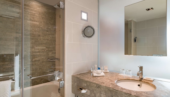 Radisson Blu Bosphorus Hotel, Istanbul - Standard Room bathroom