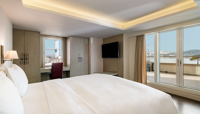 Radisson Blu Bosphorus Hotel, Istanbul - Premium Room with partial sea view & terrace
