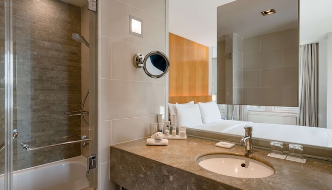 Radisson Blu Bosphorus Hotel, Istanbul - Junior Suite bathroom
