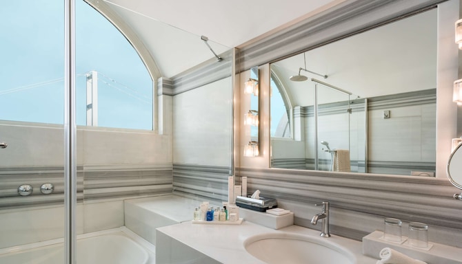 Radisson Blu Bosphorus Hotel, Istanbul - Suite bathroom