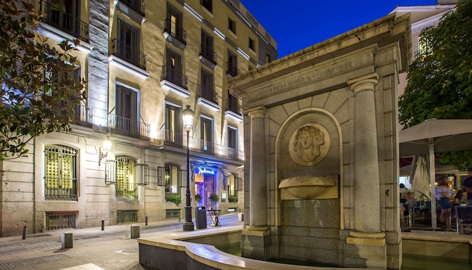 Radisson Blu Hotel, Madrid Prado - Hotel Exterior