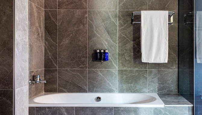 Radisson Blu Boutique Hotel, Madrid Prado - Suite bathroom