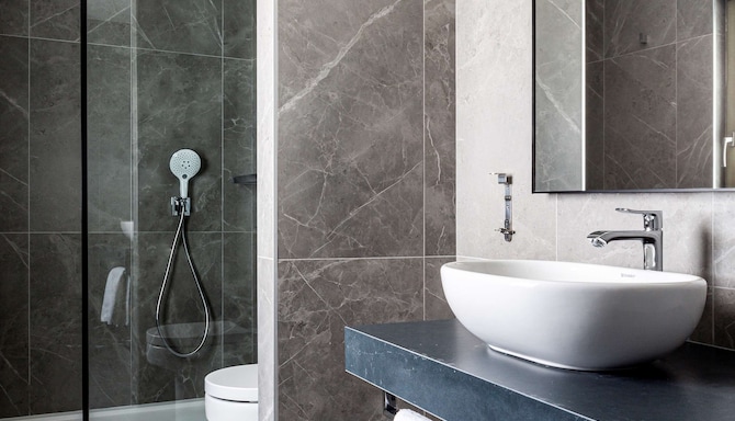 Radisson Blu Boutique Hotel, Madrid Prado - Standard Room bathroom
