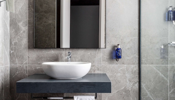 Radisson Blu Boutique Hotel, Madrid Prado - Superior Room bathroom