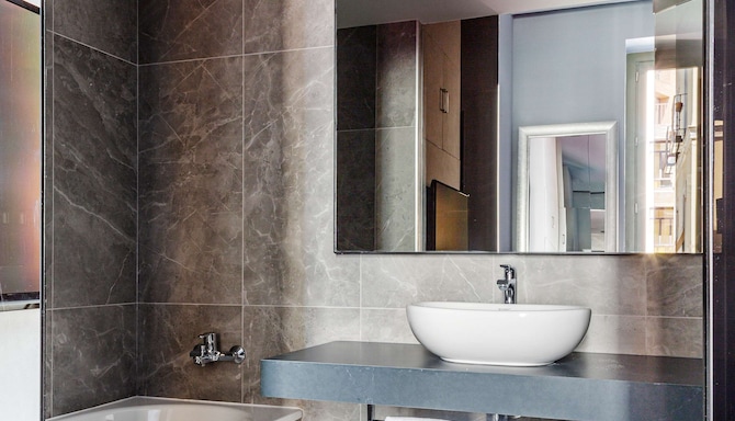 Radisson Blu Boutique Hotel, Madrid Prado - Junior Suite bathroom