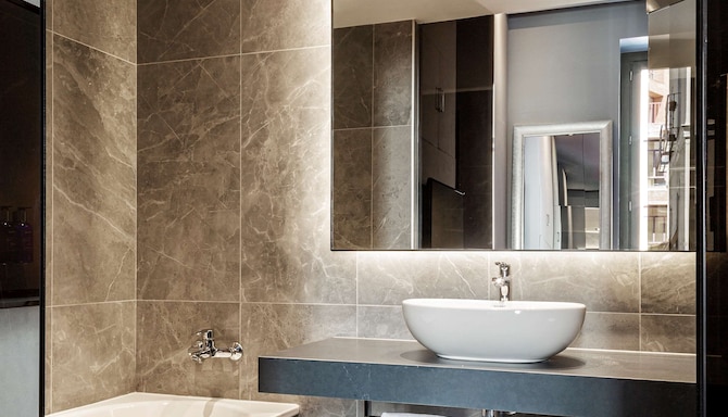 Radisson Blu Boutique Hotel, Madrid Prado - Junior Suite bathroom