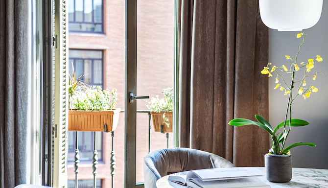 Radisson Blu Boutique Hotel, Madrid Prado - Suite living area