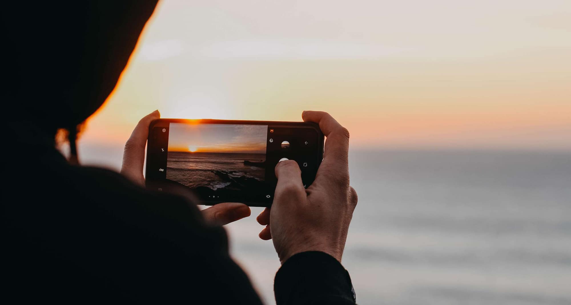 Marke Radisson Blu - Person, die mit einem Smartphone ein Foto macht
