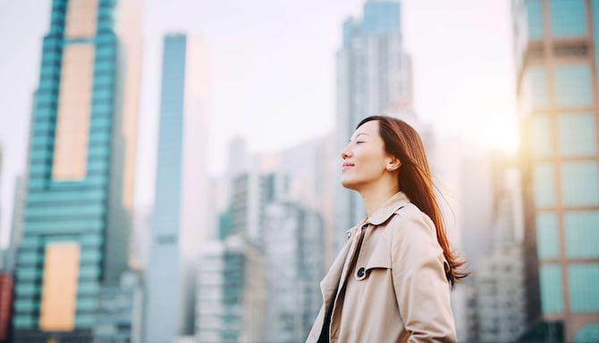 Marka Radisson Blu - Zdjęcie osoby z miastem w tle