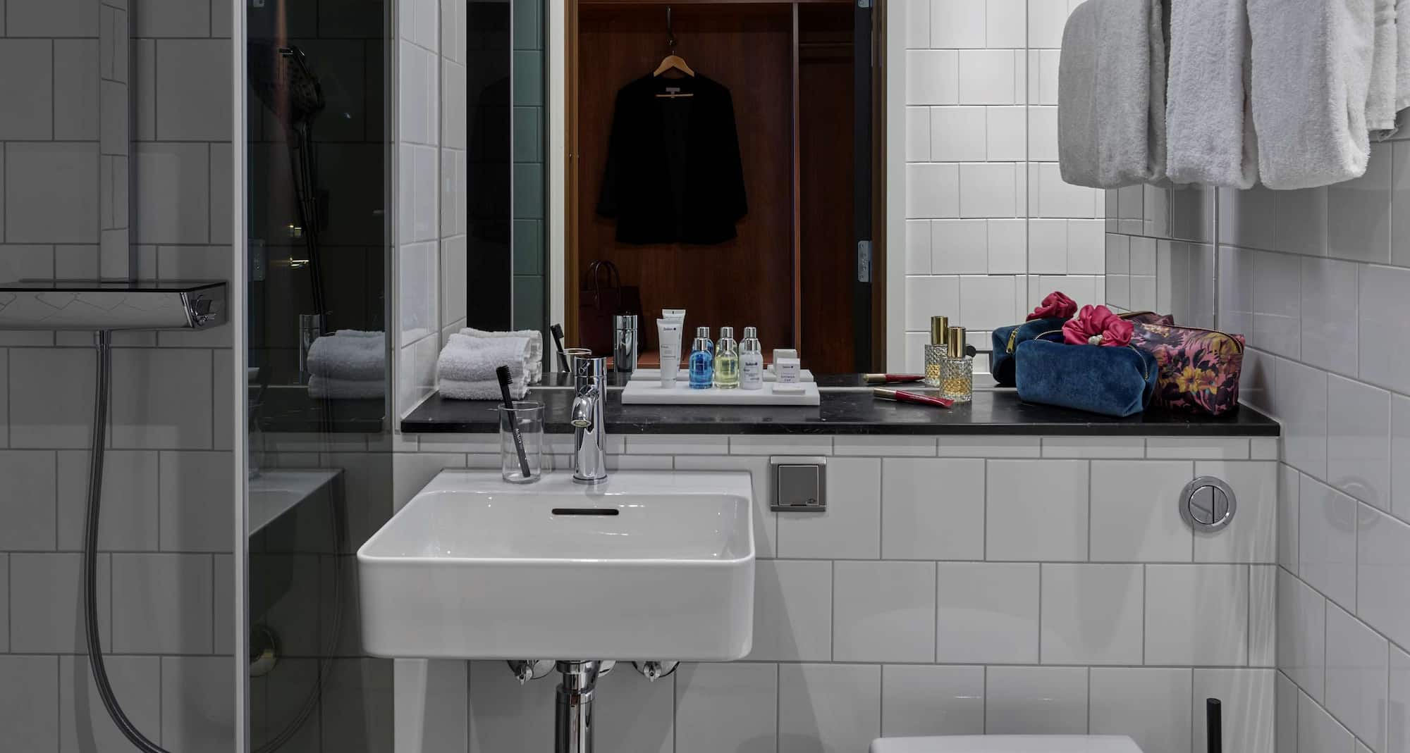 Radisson Blu Caledonien Hotel, Kristiansand - Standard Room bathroom