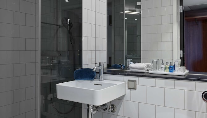 Radisson Blu Caledonien Hotel, Kristiansand - Standard Room bathroom