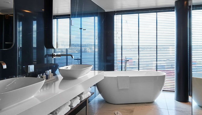 Radisson Blu Caledonien Hotel, Kristiansand - Suite bathroom