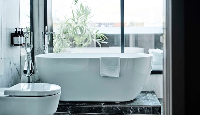 Radisson Blu Caledonien Hotel, Kristiansand - tOne Bedroom Suite bathroom